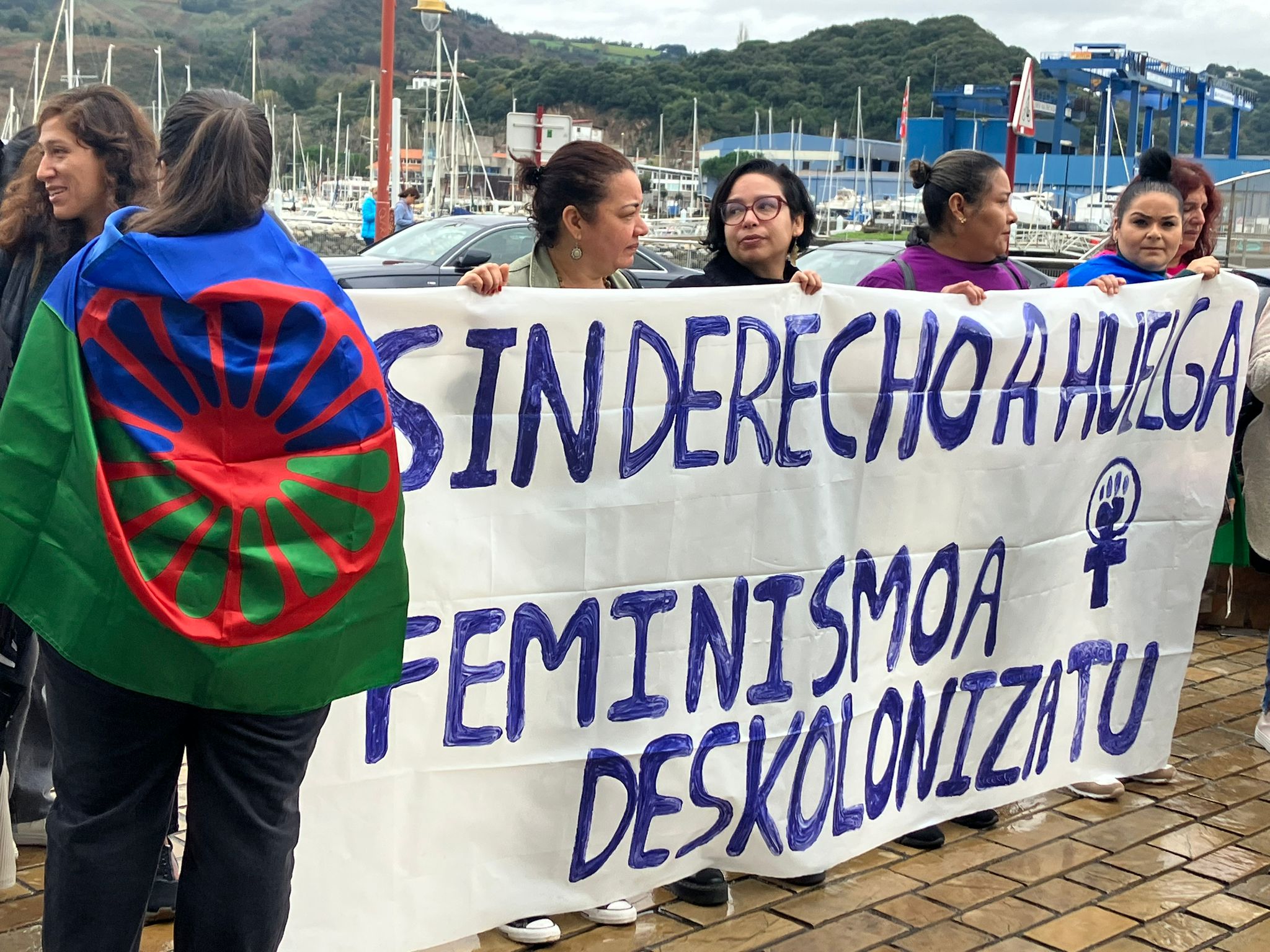 Feminista arrazializatuek hurrengo pankarta daramate: Sin derecho a huelga. Feminismoa deskolonizatu.