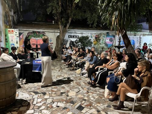 Araceli Cañadas Ortega moderando mesa de literatura