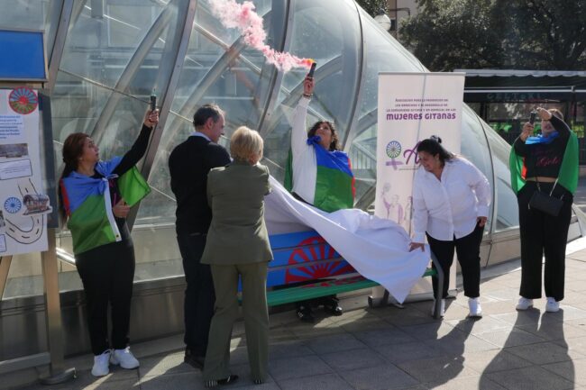 Activistas de AMUGE y personalidades políticas inauguran banco con bandera gitana